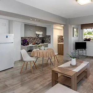 https://rentinis-apartments.hotelschalkidiki.net